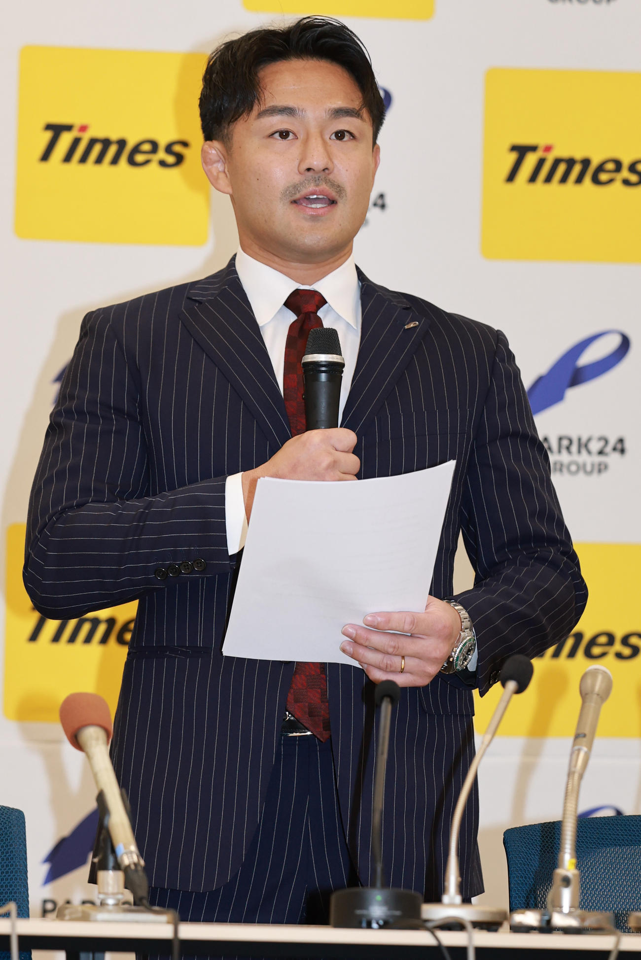 引退会見を行うパリ五輪柔道男子73キロ級銅メダリストの橋本（撮影・野上伸悟）