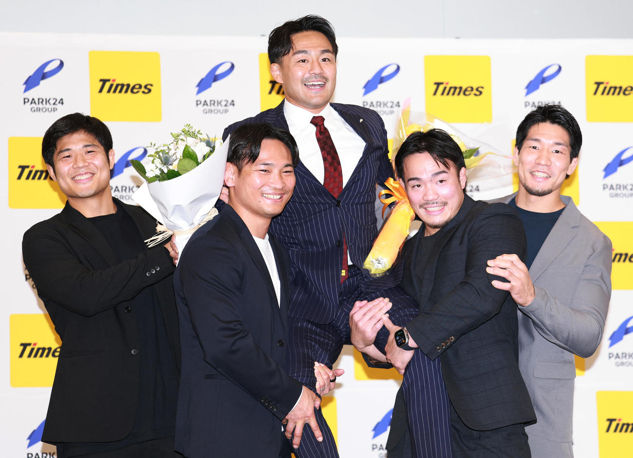 引退会見でパーク24の仲間に担がれるパリ五輪柔道男子73キロ級銅メダリストの橋本（撮影・野上伸悟）