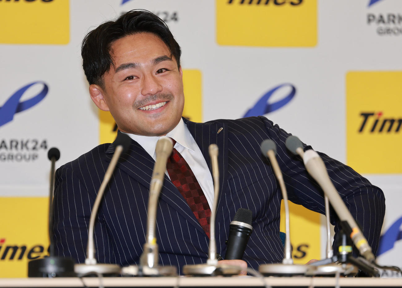 引退会見で感極まるパリ五輪柔道男子73キロ級銅メダリストの橋本（撮影・野上伸悟）
