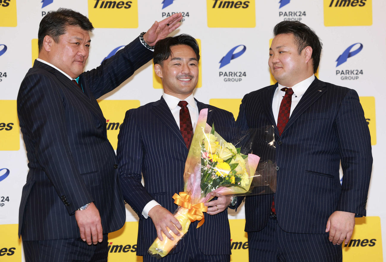 引退会見でパーク24の吉田総監督（左）、海老沼男子監督（右）にねぎらわれるパリ五輪柔道男子73キロ級銅メダリストの橋本（撮影・野上伸悟）