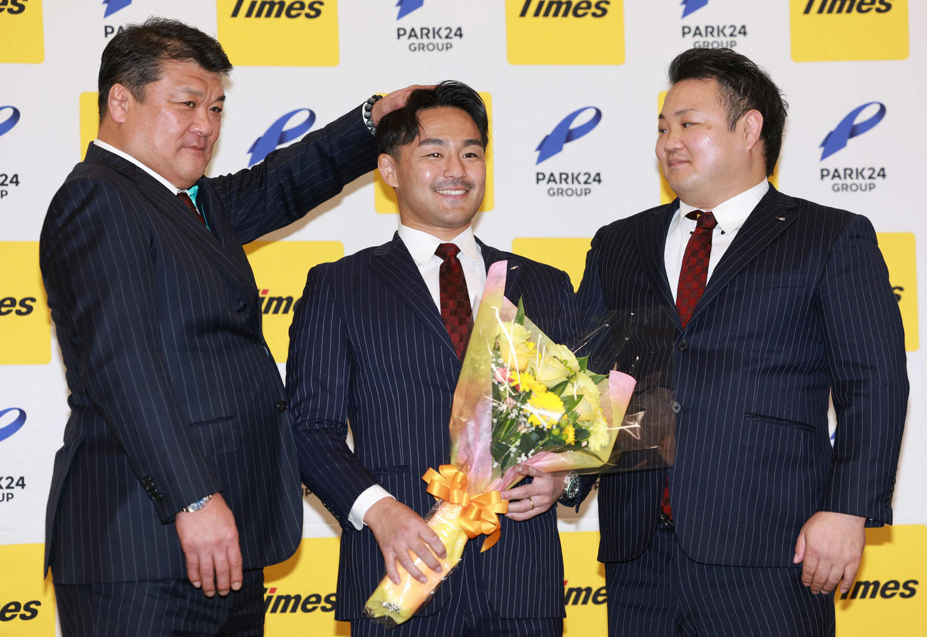 引退会見でパーク24の吉田総監督（左）、海老沼男子監督（右）にねぎらわれるパリ五輪柔道男子73キロ級銅メダリストの橋本（撮影・野上伸悟）