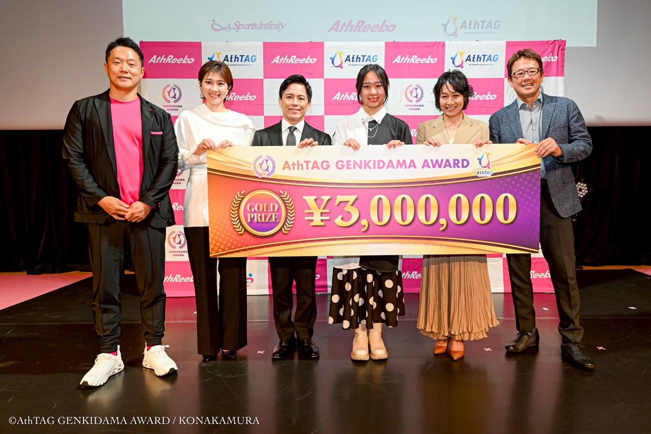 AthTAG GENKIDAMA AWARD 2025のGold Prizeに輝いたモータースポーツの松井沙麗（右から3人目）。左から金沢景敏、潮田玲子、野村忠宏（1人おいて）伊達公子、古田敦也の各氏