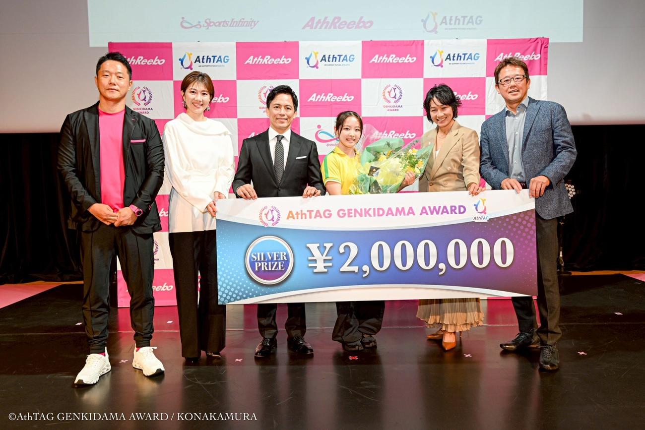 AthTAG GENKIDAMA AWARD 2025のSilver Prizeに輝いたモータースポーツの岸本美麗（右から3人目）。左から金沢景敏、潮田玲子、野村忠宏（1人おいて）伊達公子、古田敦也の各氏