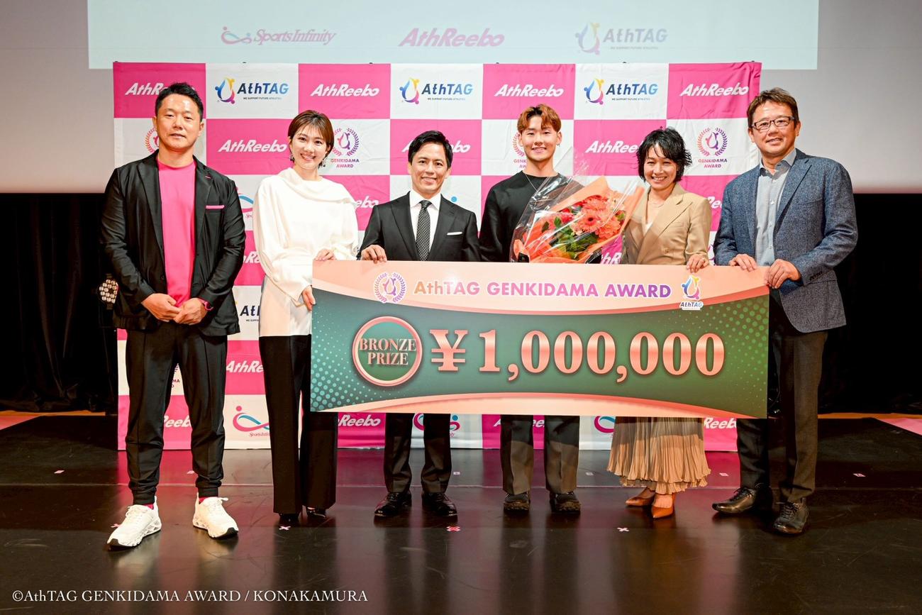 AthTAG GENKIDAMA AWARD 2025のBronze Prizeに輝いたモータースポーツの五十嵐晴冬（右から3人目）。左から金沢景敏、潮田玲子、野村忠宏（1人おいて）伊達公子、古田敦也の各氏