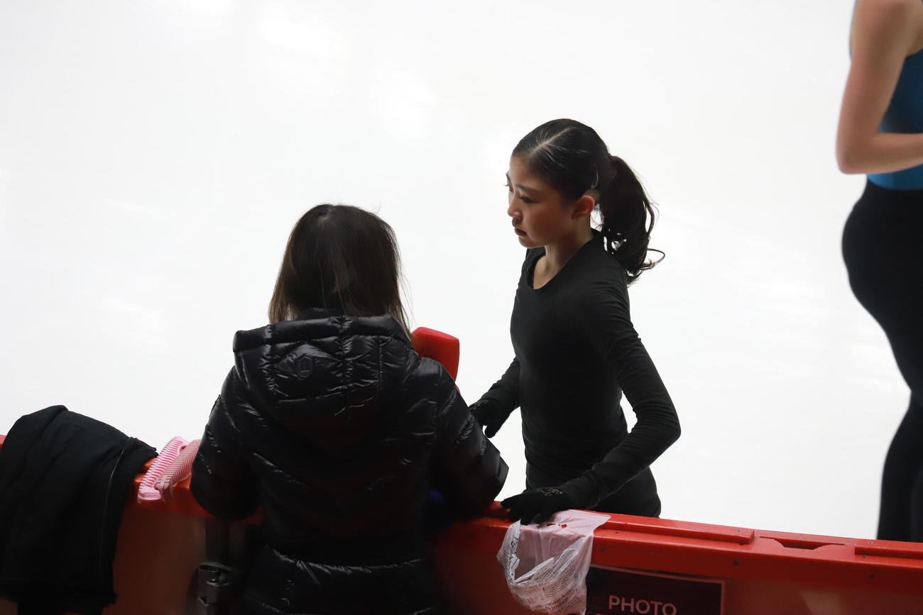 女子SPに向けた公式練習で千葉百音（左）は浜田美栄コーチと言葉を交わす（撮影・松本航）