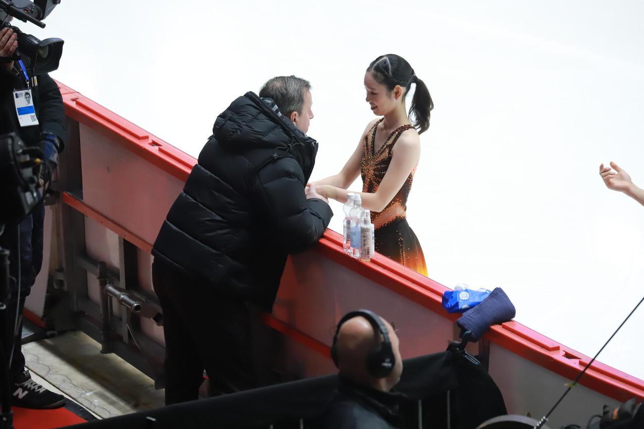 GPフィンランド大会ペアSP　ドミトリー・サビン・コーチ（左）から言葉をかけられる長岡柚奈（撮影・松本航）