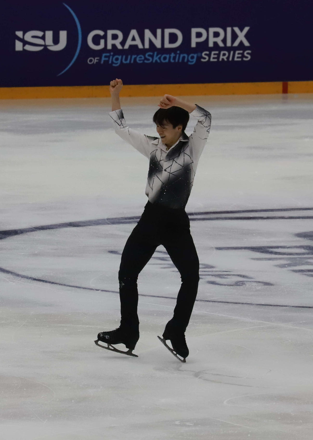 GPフィンランド大会男子SP　演技を披露する鍵山優真（撮影・松本航）