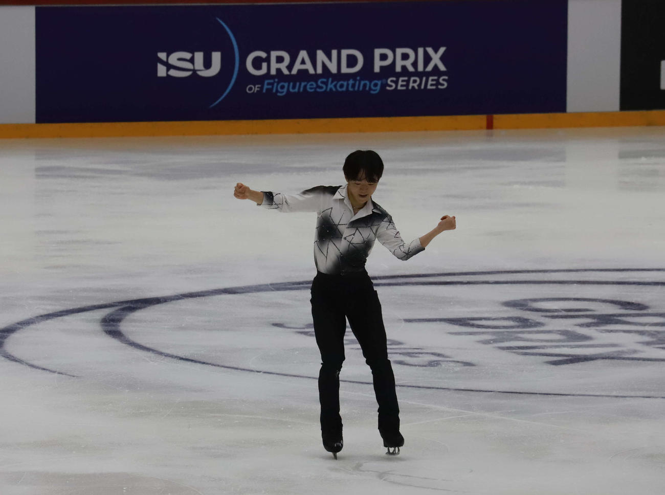 GPフィンランド大会男子SP　演技を披露する鍵山優真（撮影・松本航）