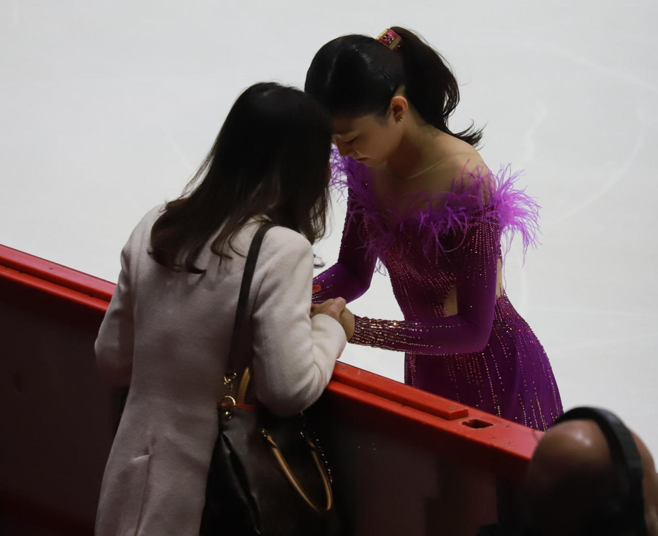 GPフィンランド大会女子SP　演技前に千葉百音（右）は浜田美栄コーチと心を整える（撮影・松本航）
