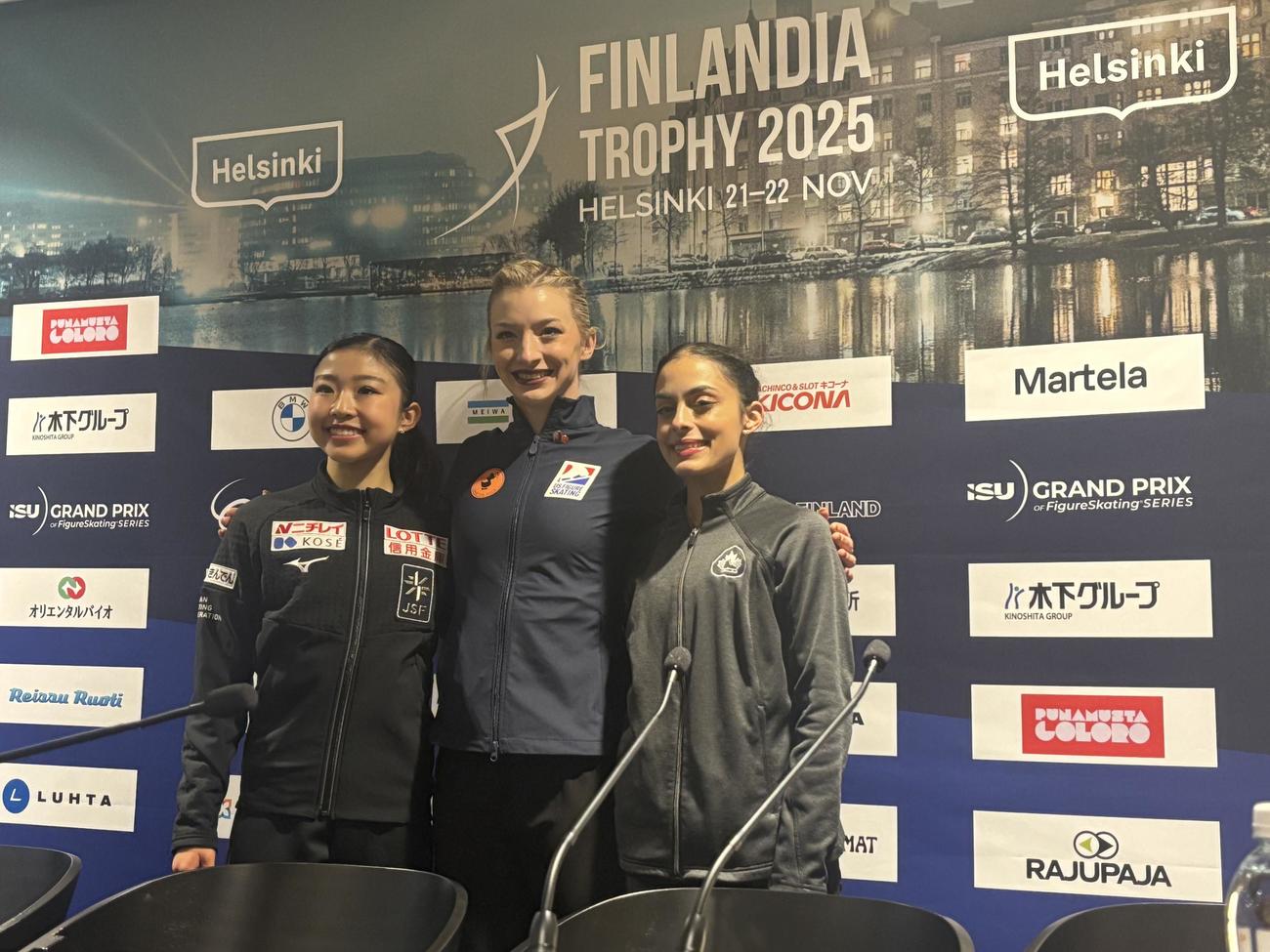 GPフィンランド大会女子SP　上位3人の記者会見で肩を組む右から3位のマデリン・シザス、1位のアンバー・グレン、2位の千葉百音（撮影・松本航）