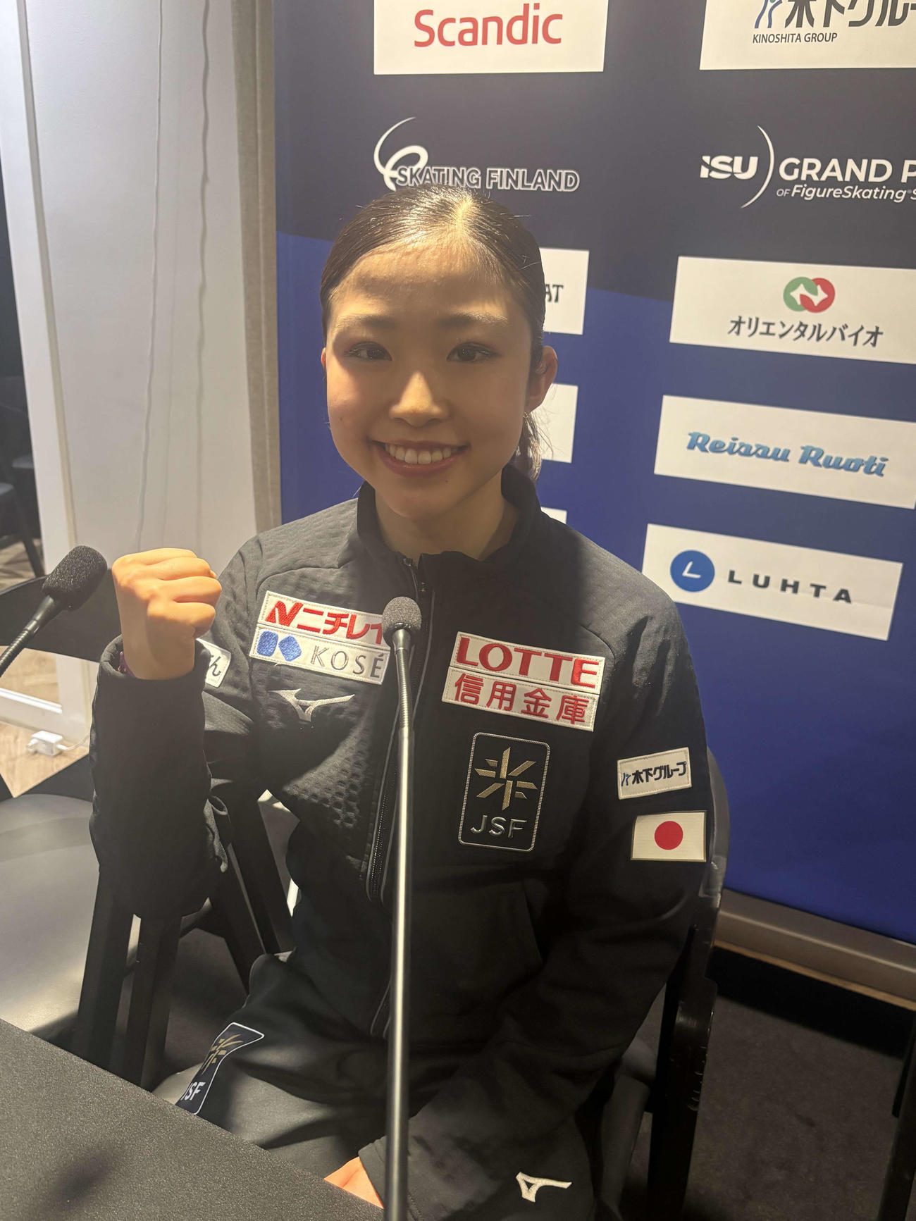 GPフィンランド大会女子SP　上位3人の記者会見後にポーズを決める千葉百音（撮影・松本航）