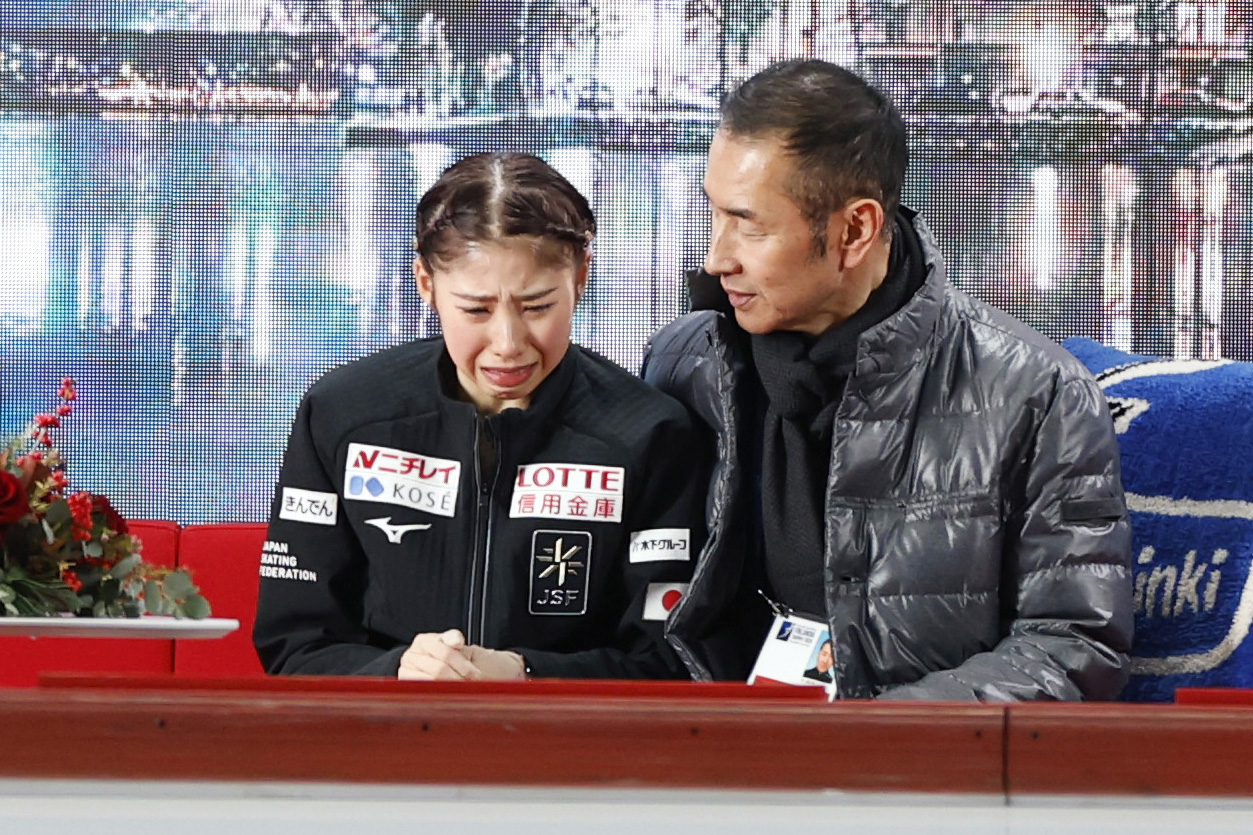 女子SPの得点を確認し、涙を流す住吉りをん。右は岡島功治コーチ（共同）