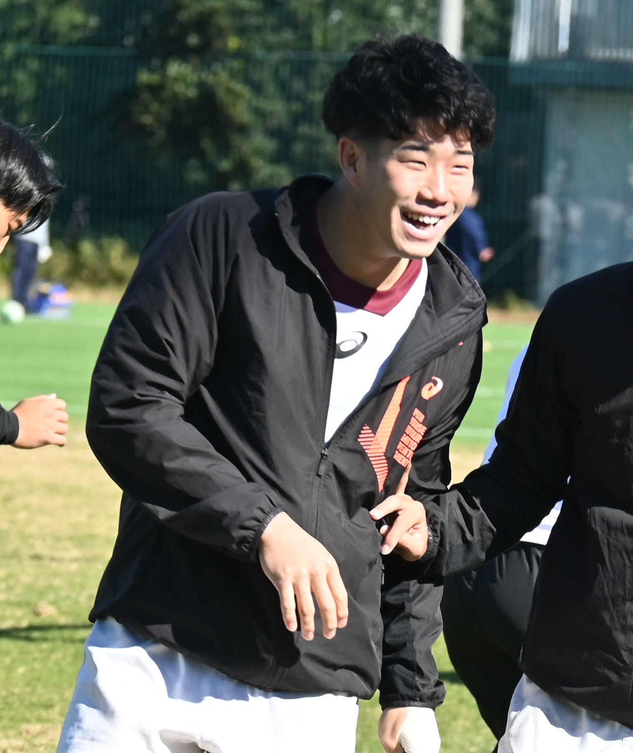 笑顔で早慶戦の前日練習に臨む早大の矢崎（撮影・飯岡大暉）