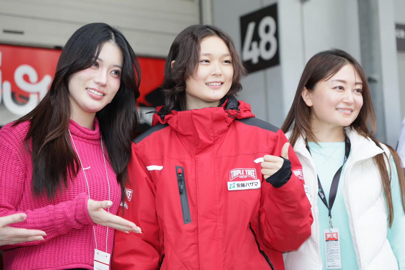 スーパーフォーミュラ　ピットウオークで記念撮影するTriple Tree RacingのJuju（撮影・宮崎幸一）