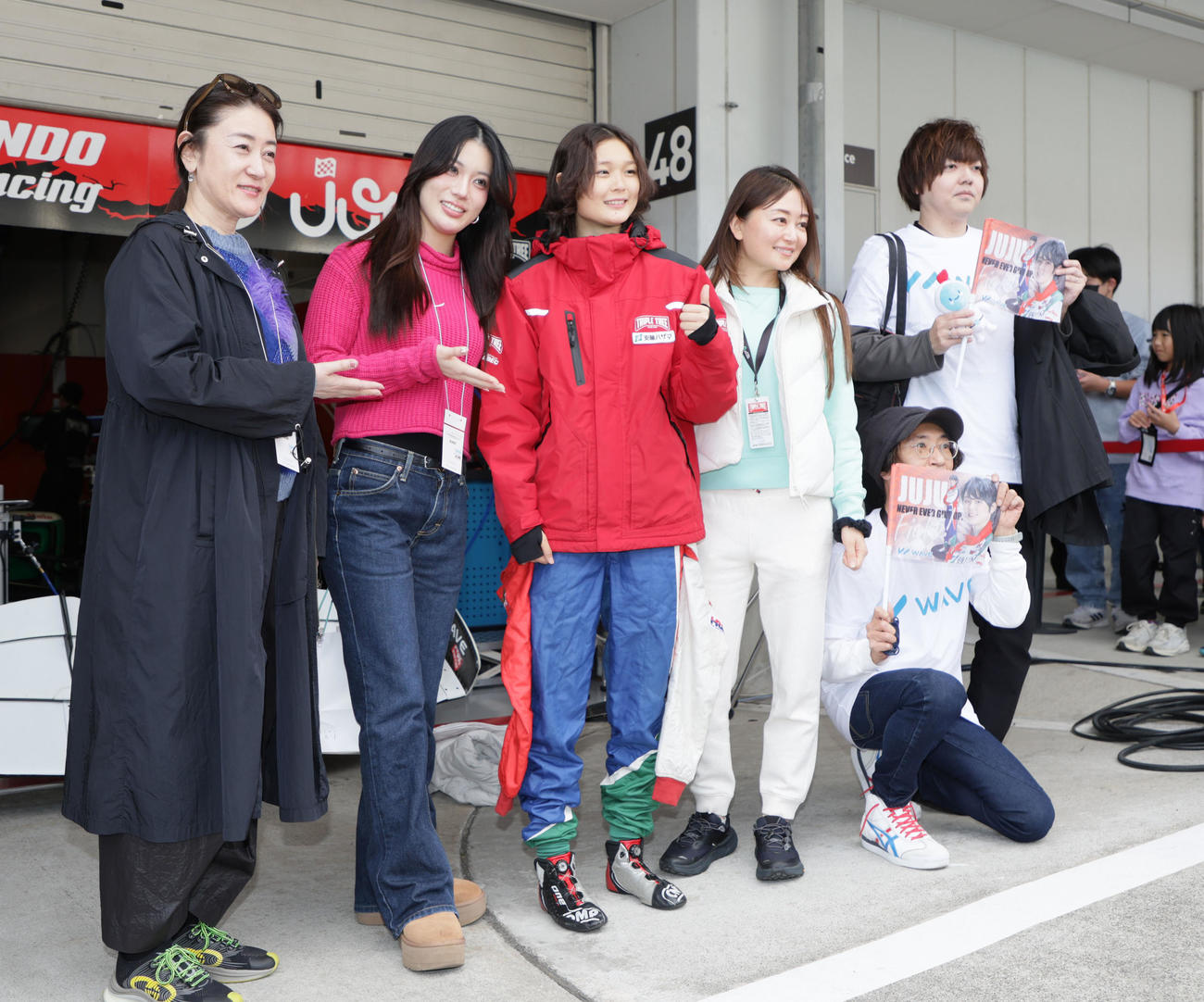 スーパーフォーミュラ　ピットウオークで記念撮影するTriple Tree RacingのJuju（撮影・宮崎幸一）