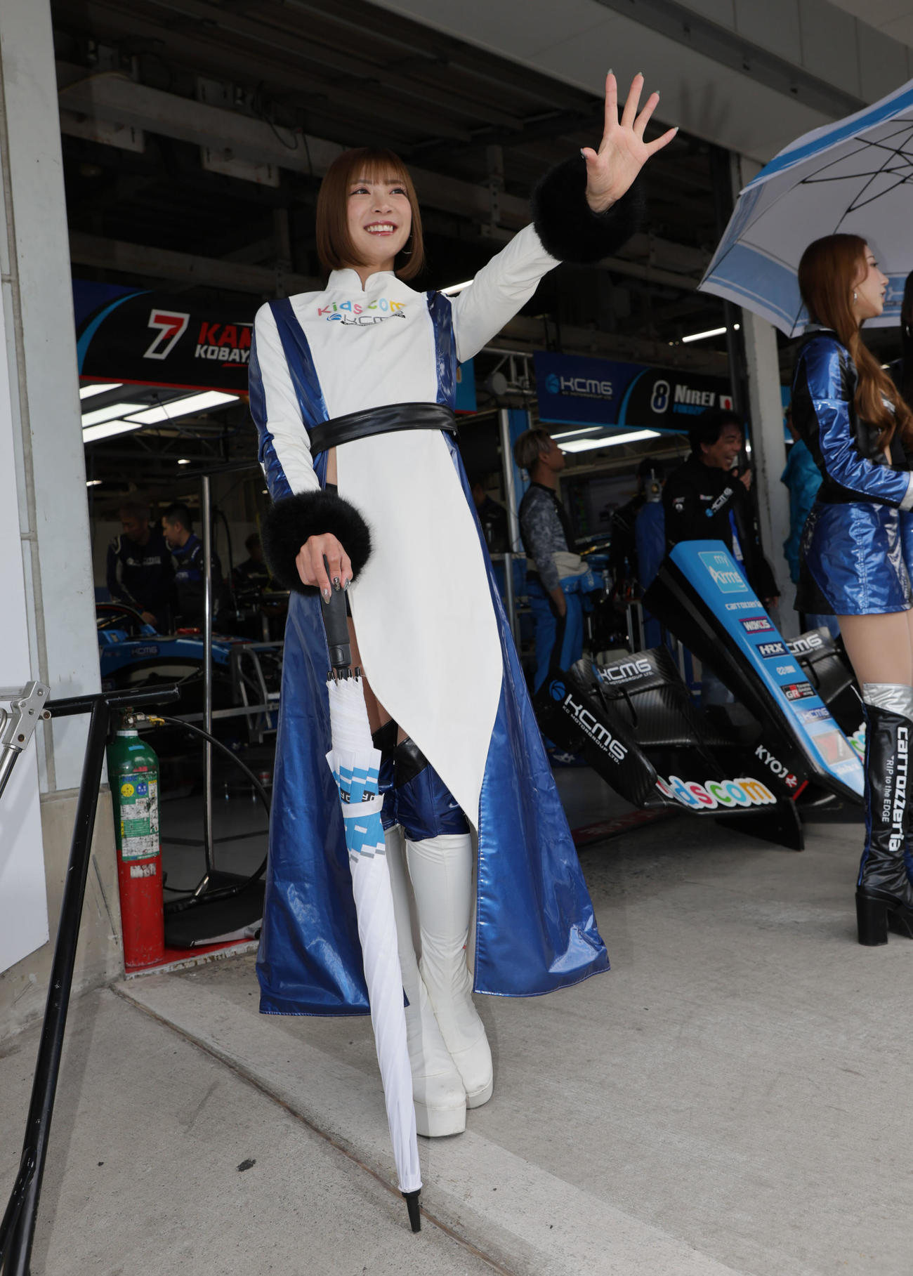 スーパーフォーミュラ　ピットウオークを盛り上げるKids com Team KCMGのアンバサダー（撮影・宮崎幸一）