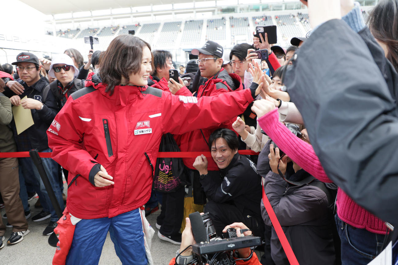 スーパーフォーミュラ　ピットウオークでハイタッチするTriple Tree RacingのJuju（撮影・宮崎幸一）