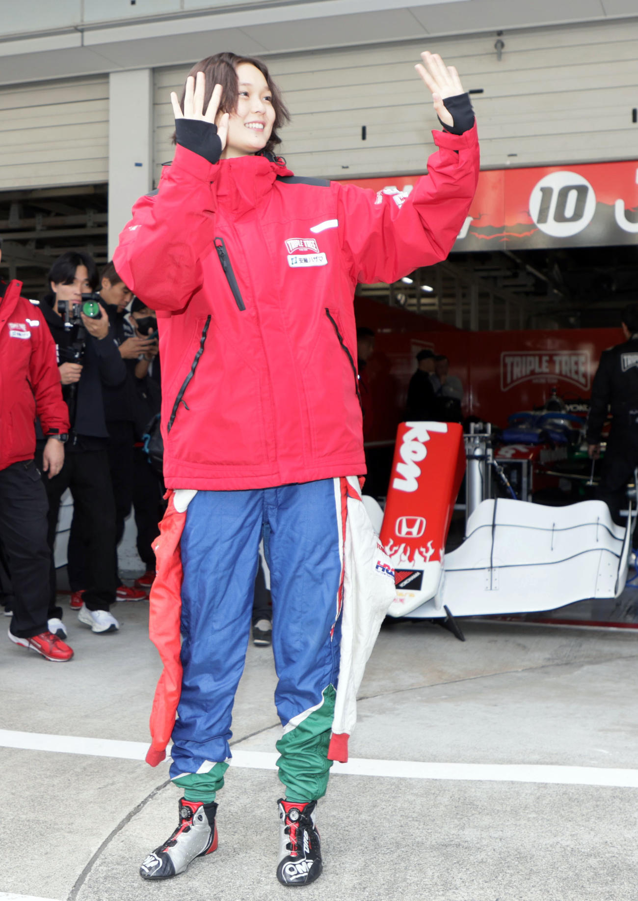 スーパーフォーミュラ　ピットウオークでファンに手を振るTriple Tree RacingのJuju（撮影・宮崎幸一）