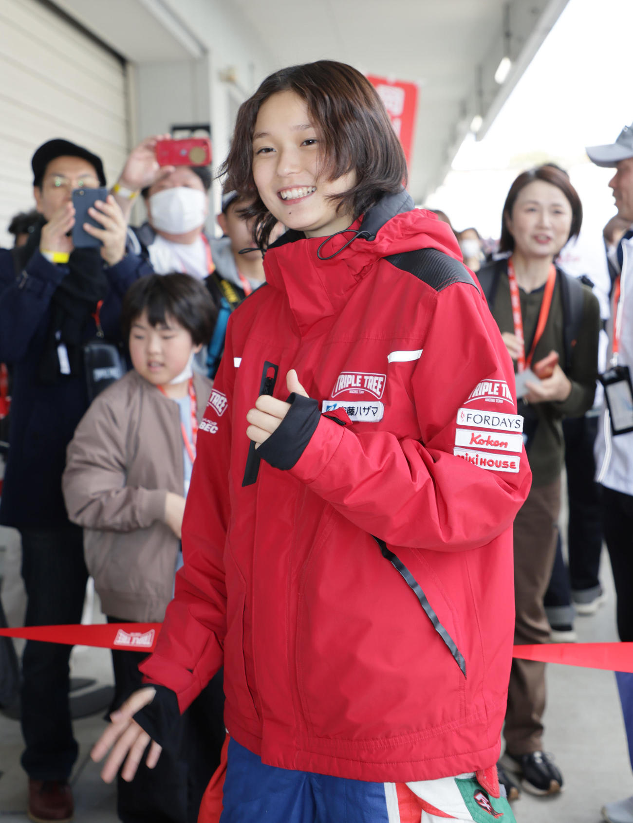 スーパーフォーミュラ　ピットウオークで笑顔を見せるTriple Tree RacingのJuju（撮影・宮崎幸一）