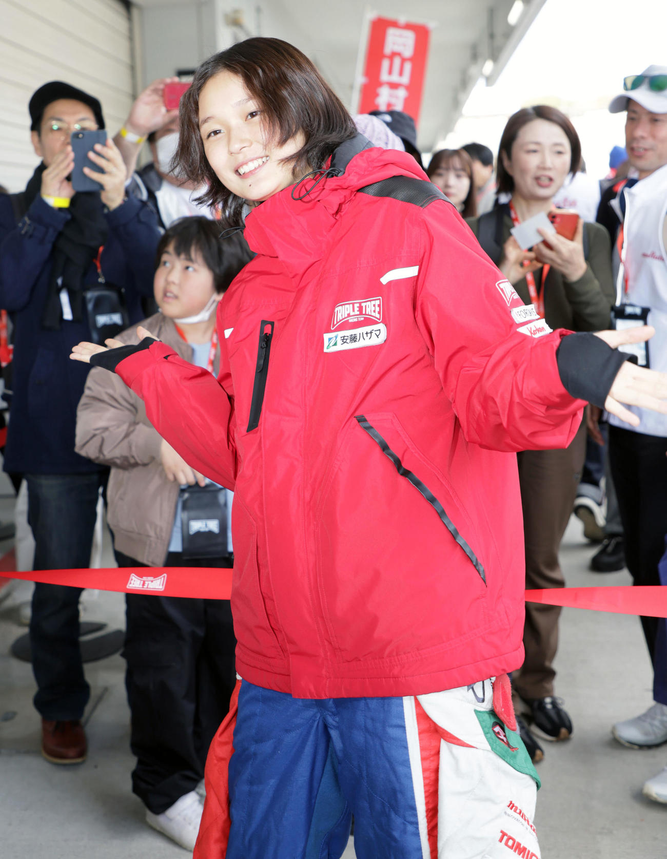 スーパーフォーミュラ　ピットウオークで笑顔を見せるTriple Tree RacingのJuju（撮影・宮崎幸一）