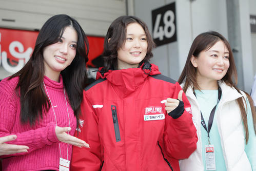 スーパーフォーミュラ　ピットウオークで記念撮影するTriple Tree RacingのJuju（撮影・宮崎幸一）