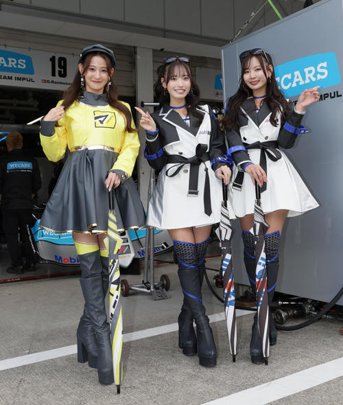 スーパーフォーミュラ　ピットウオークを盛り上げるチームIMPULのアンバサダー（撮影・宮崎幸一）