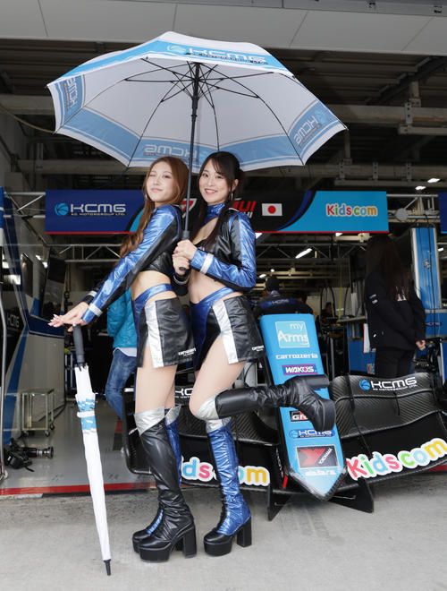 スーパーフォーミュラ　ピットウオークを盛り上げるKids com Team KCMGのアンバサダー（撮影・宮崎幸一）