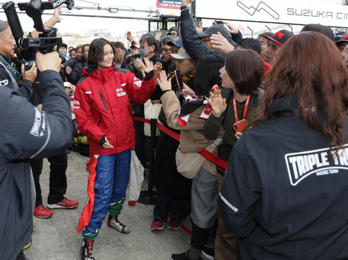 スーパーフォーミュラ　ピットウオークでハイタッチするTriple Tree RacingのJuju（撮影・宮崎幸一）