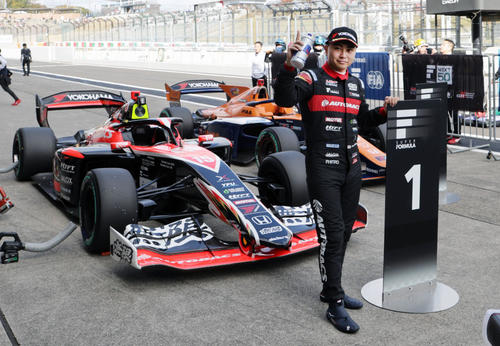 スーパーフォーミュラ第11戦、最終戦第12戦のポールポジションを獲得したチーム無限の岩佐歩夢（撮影・宮崎幸一）