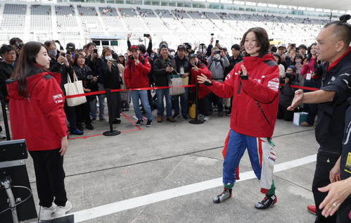 スーパーフォーミュラ　ピットウオークでファンに手を振るTriple Tree RacingのJuju（撮影・宮崎幸一）