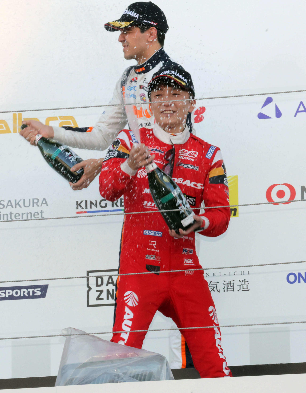 スーパーフォーミュラ第11戦で優勝したチーム無限の野尻智紀。後方は2着のイゴール・オオムラ・フラガ（撮影・宮崎幸一）