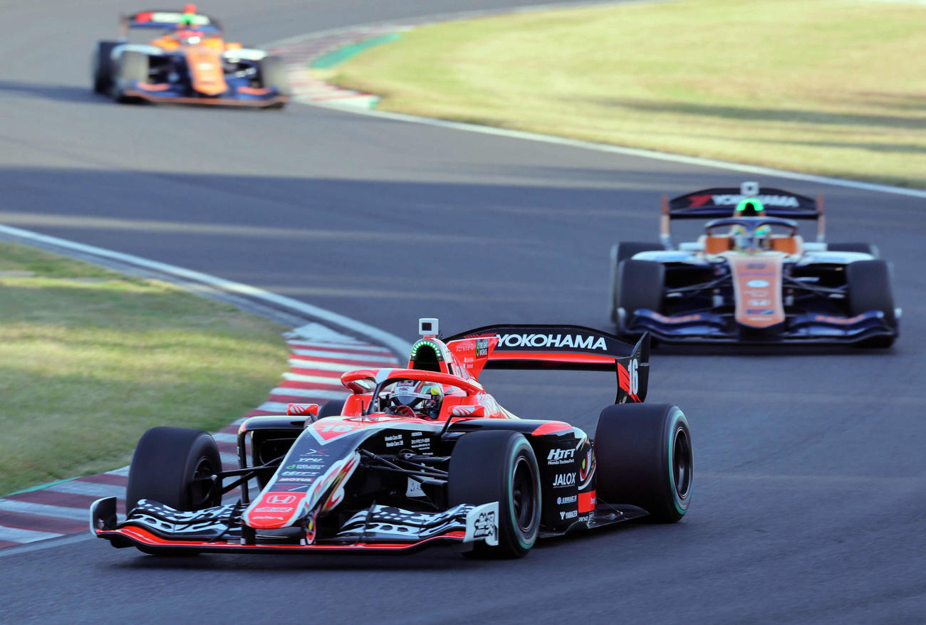 スーパーフォーミュラ第11戦で優勝したチーム無限の野尻智紀。右は2着のイゴール・オオムラ・フラガ（撮影・宮崎幸一）