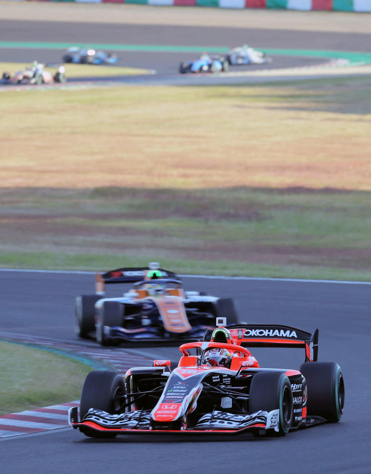 スーパーフォーミュラ第11戦で優勝したチーム無限の野尻智紀。後方は2着のイゴール・オオムラ・フラガ（撮影・宮崎幸一）