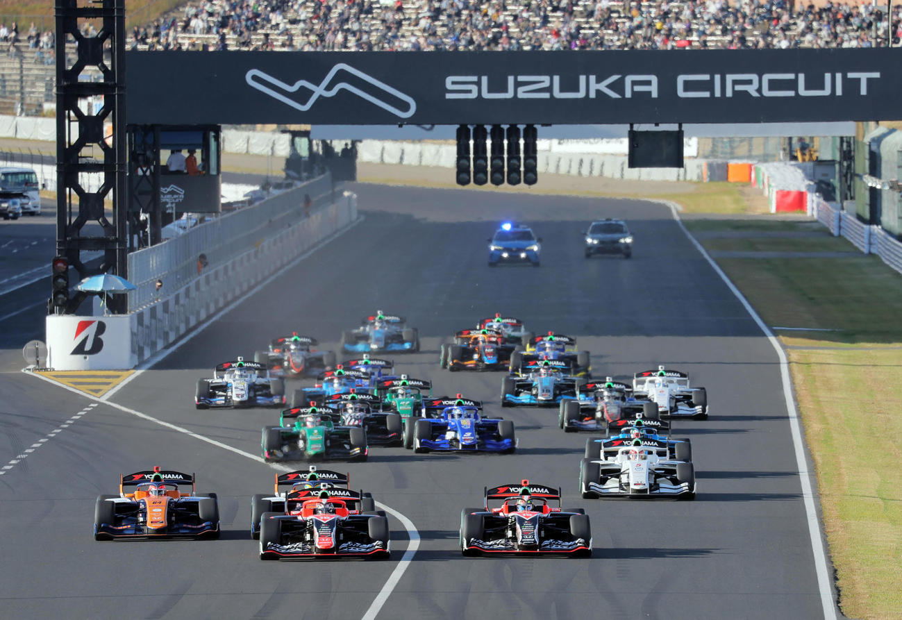 スーパーフォーミュラ第11戦のスタートを切る各選手。手前中央は優勝したチーム無限の野尻智紀（撮影・宮崎幸一）