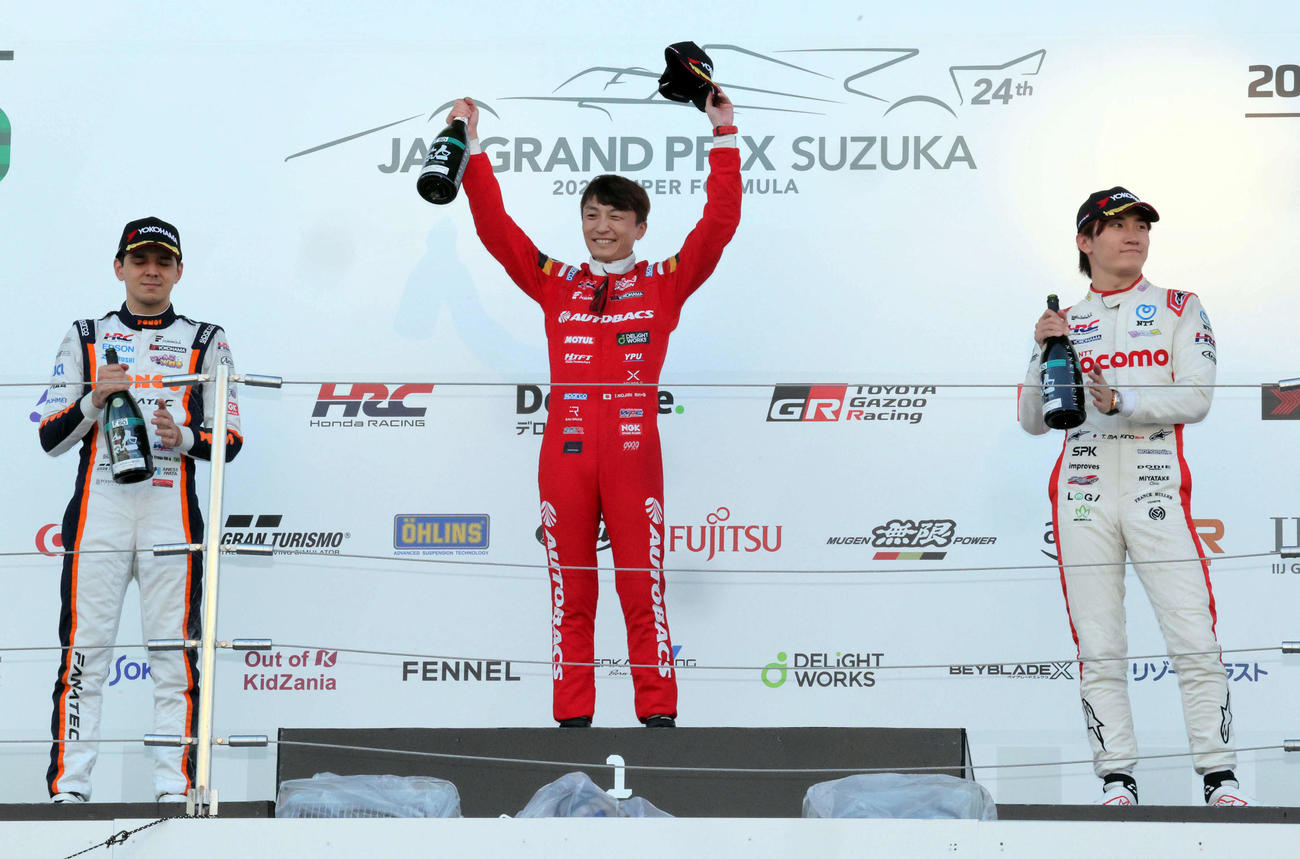 スーパーフォーミュラ第11戦で表彰台に上った優勝の野尻智紀（中央）。左は2着のイゴール・オオムラ・フラガ、右は3着の牧野任祐（撮影・宮崎幸一）