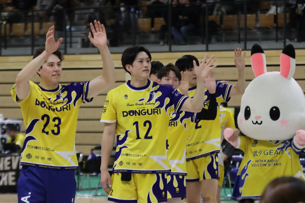 試合後コートを1周する北海道YSの柳沢（手前左）と重留（同右）（撮影・保坂果那）