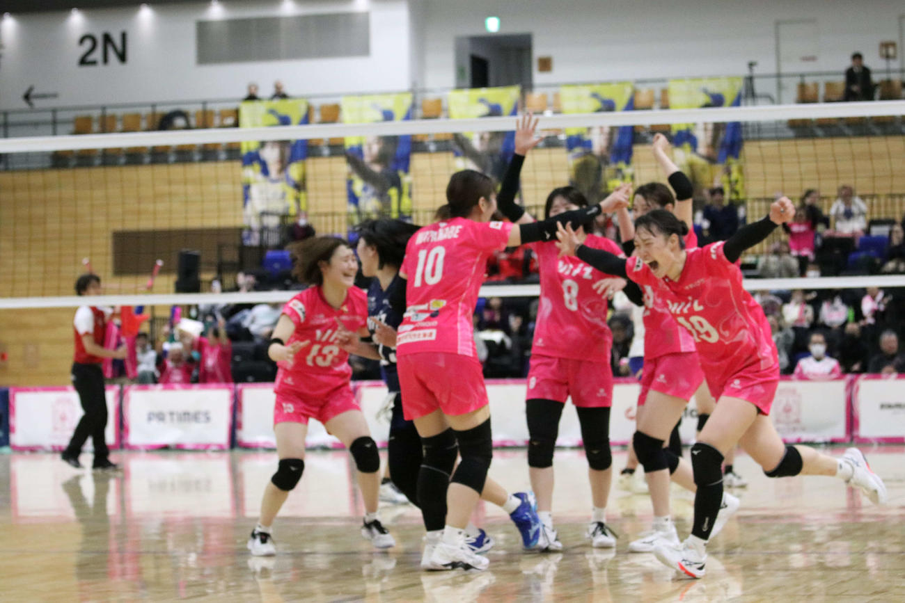 勝利を決めて喜ぶアルテミス北海道の選手たち