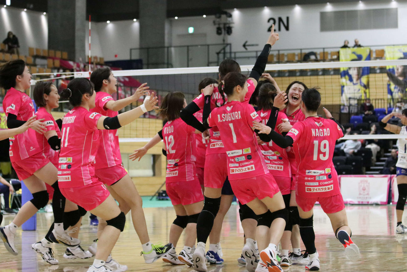 アルテミス北海道の勝利の瞬間、ベンチメンバーもコート内になだれ込む