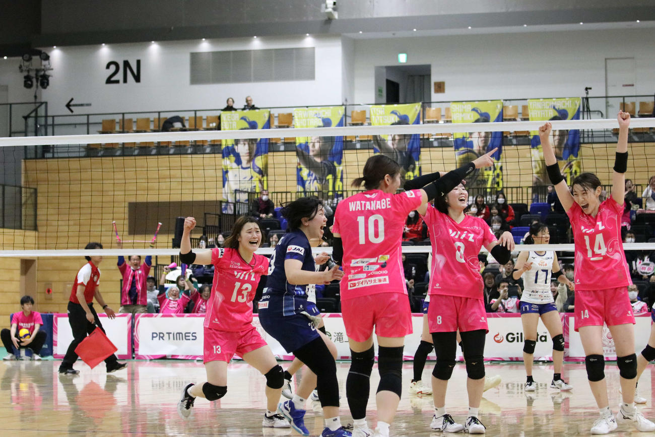 勝利を決めて喜ぶアルテミス北海道の選手たち