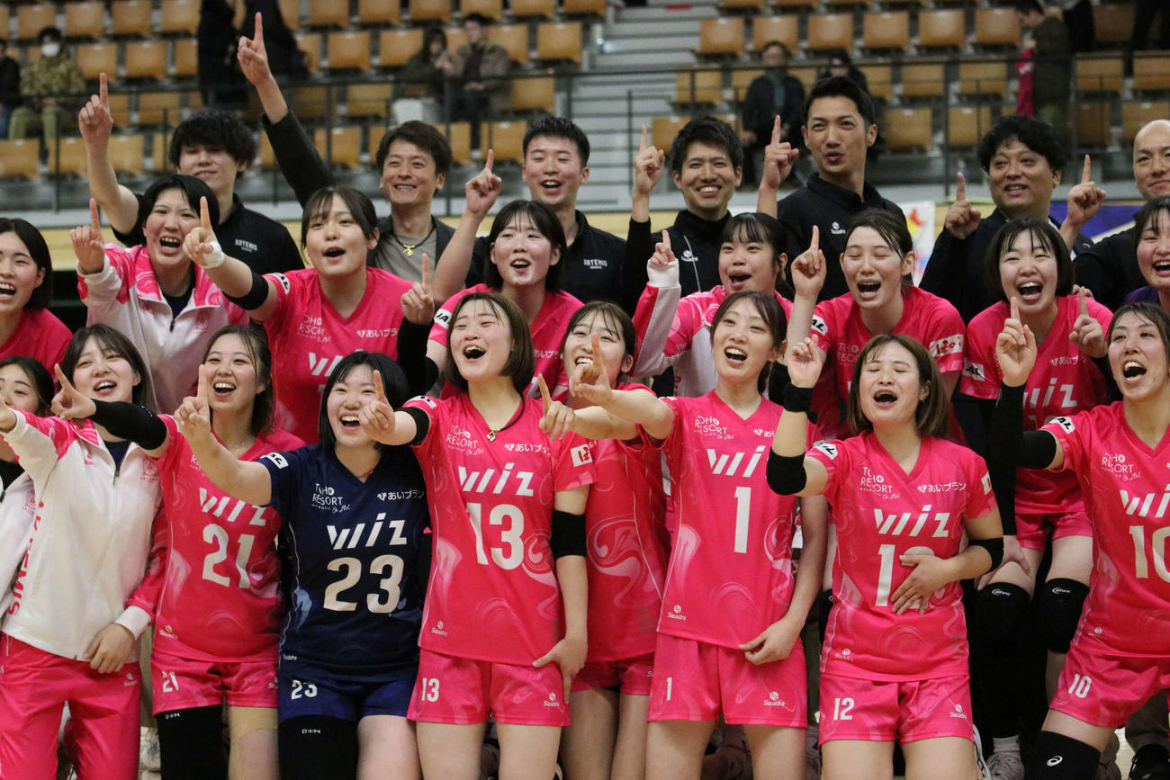 1勝目を挙げてポーズをとるアルテミス北海道の選手たち