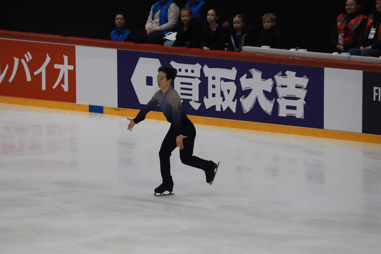 GPフィンランド大会男子フリー　演技に臨む鍵山優真（撮影・松本航）