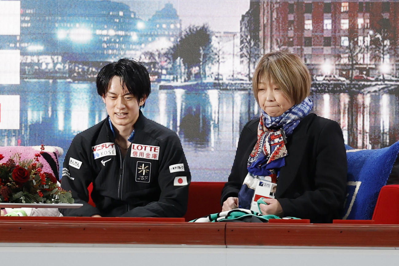 男子フリーの得点を確認する山本草太。右は本郷裕子コーチ（共同）