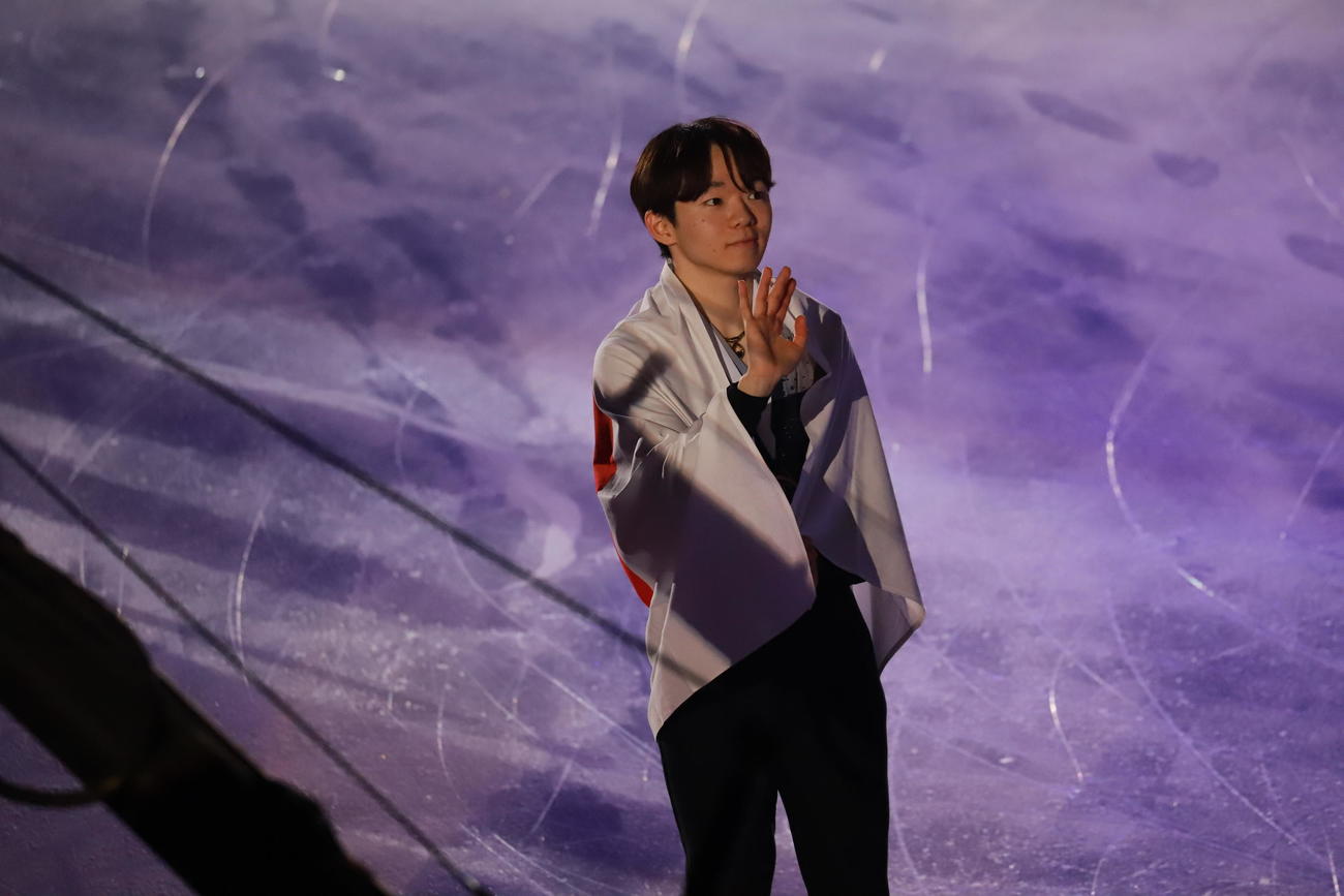 GPフィンランド大会男子表彰式　優勝した鍵山優真は観客に手を振る（撮影・松本航）
