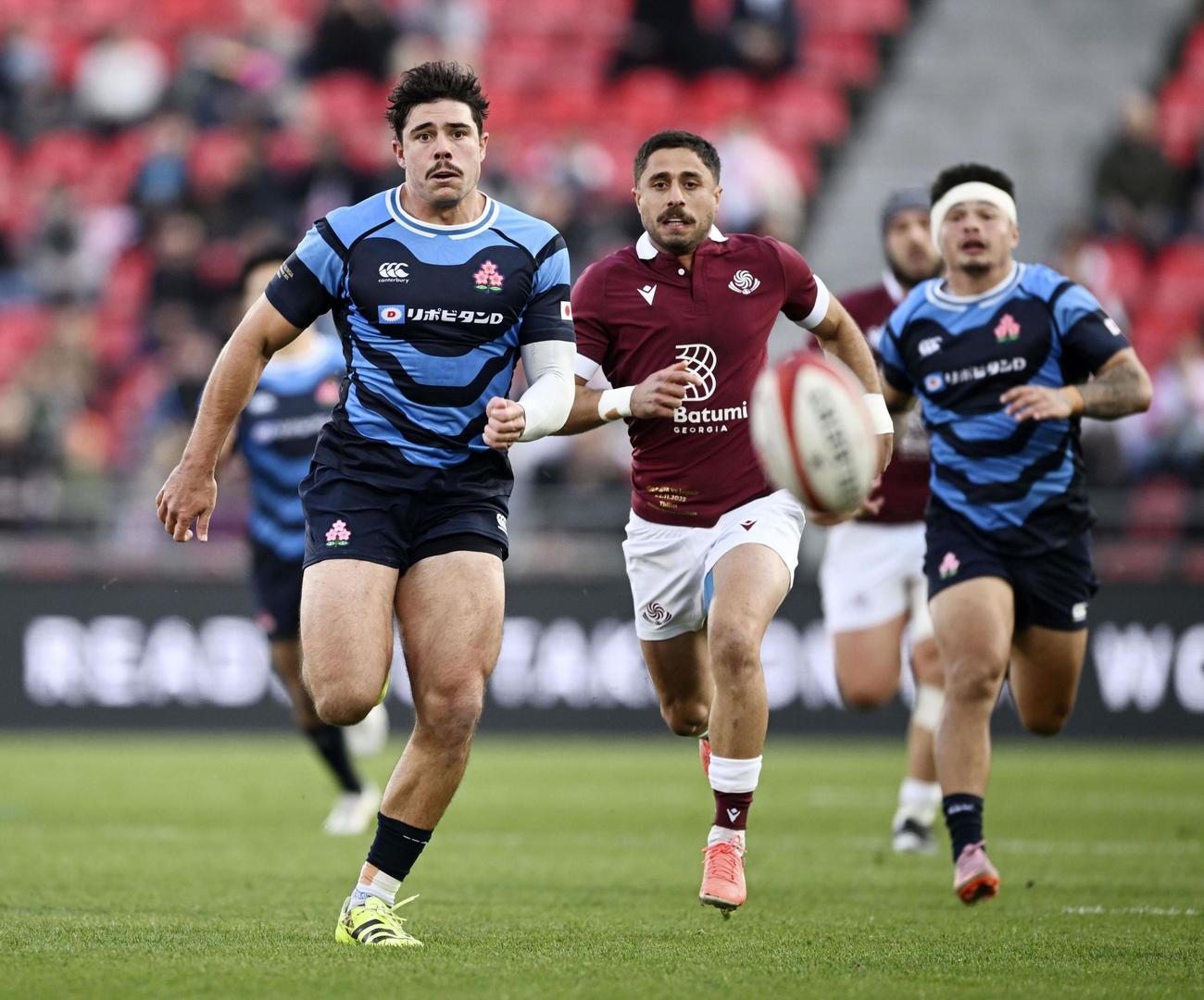 ジョージア戦でボールを追うライリー（左）＝トビリシ（c）JRFU（共同）