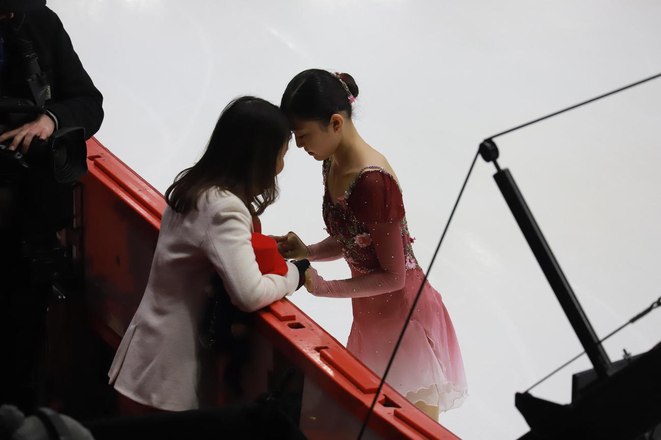 GPフィンランド大会女子フリー　演技を控えた千葉百音（右）は浜田美栄コーチと心を整える（撮影・松本航）