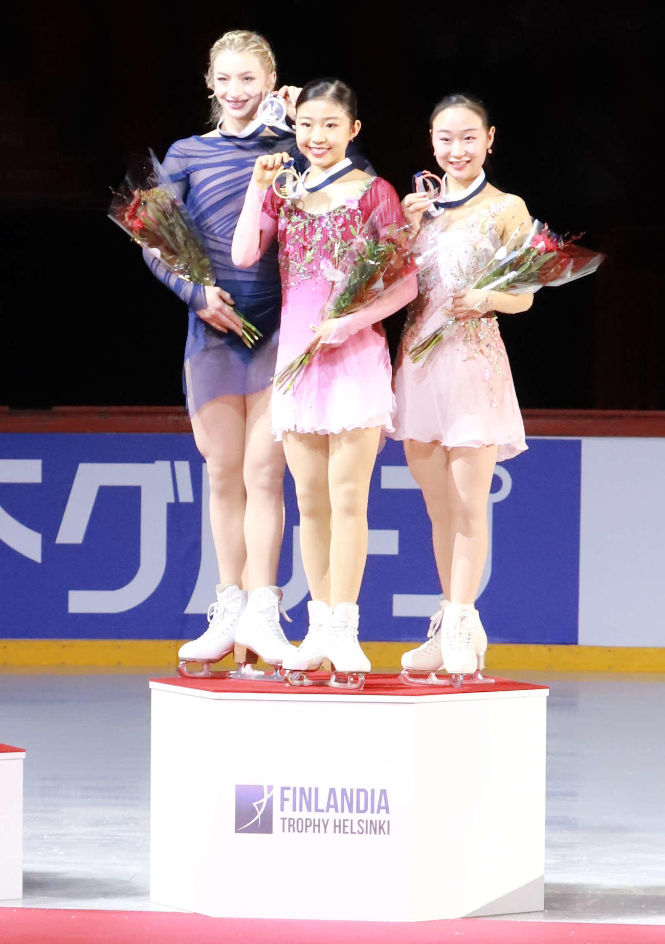 GPフィンランド大会女子表彰式　笑顔を見せる優勝の千葉百音（中央）と2位のアンバー・グレン（左）、3位の松生理乃（撮影・松本航）