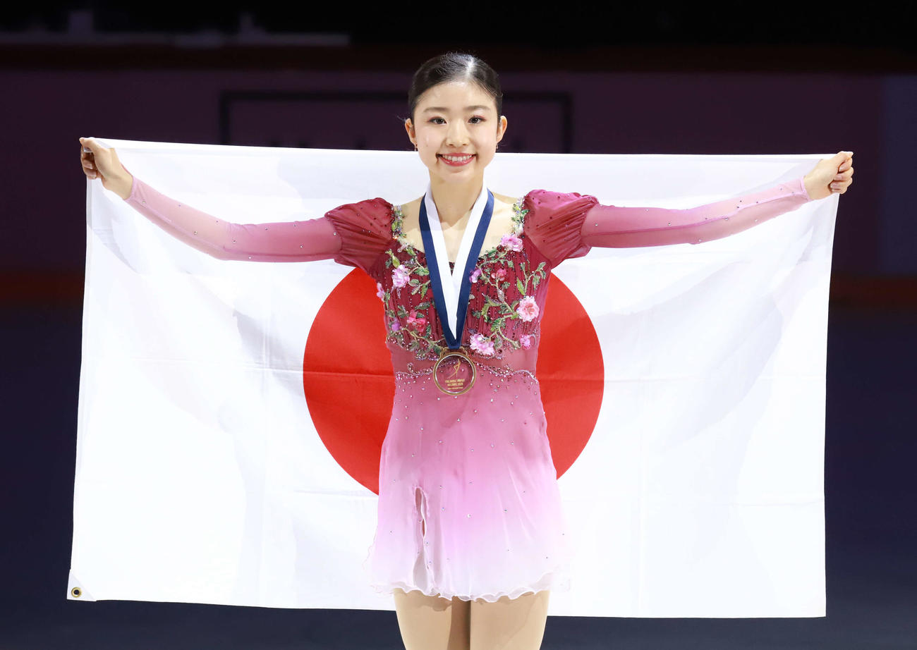 GPフィンランド大会女子表彰式　笑顔を見せる優勝の千葉百音（撮影・松本航）
