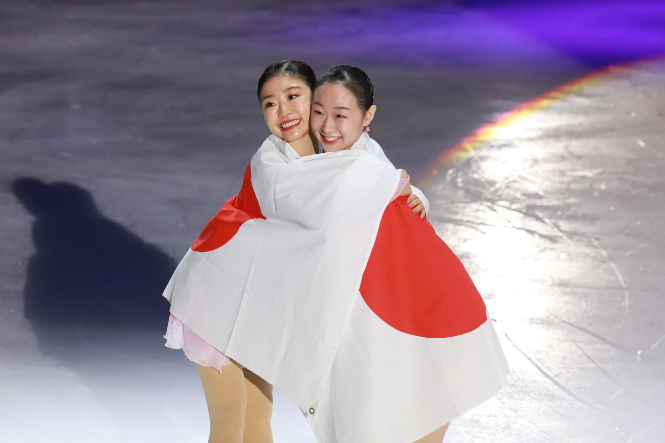 GPフィンランド大会女子表彰式　抱き合う優勝の千葉百音（左）と3位の松生理乃（撮影・松本航）