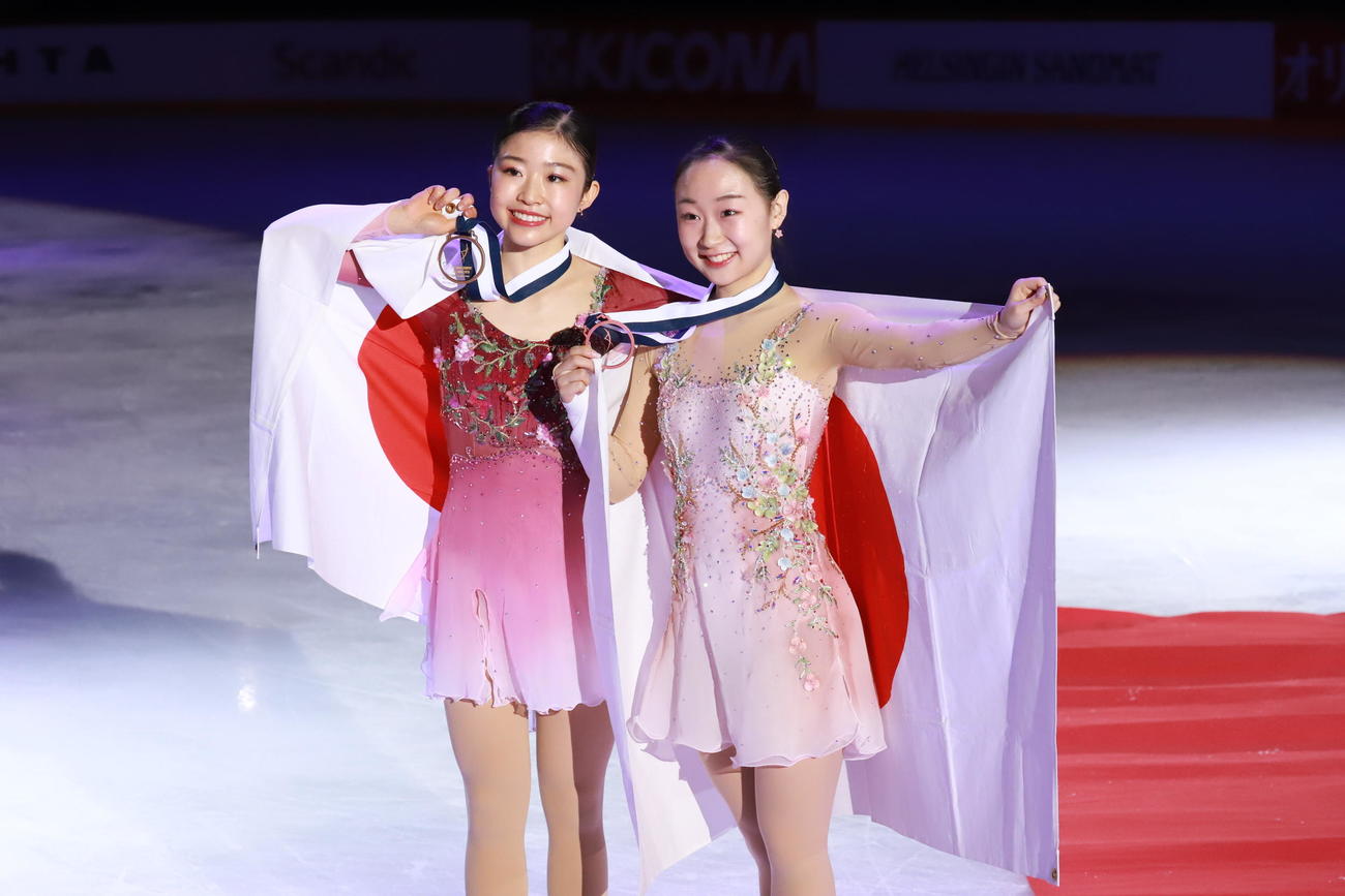 GPフィンランド大会女子表彰式　笑顔を見せる優勝の千葉百音（左）と3位の松生理乃（撮影・松本航）