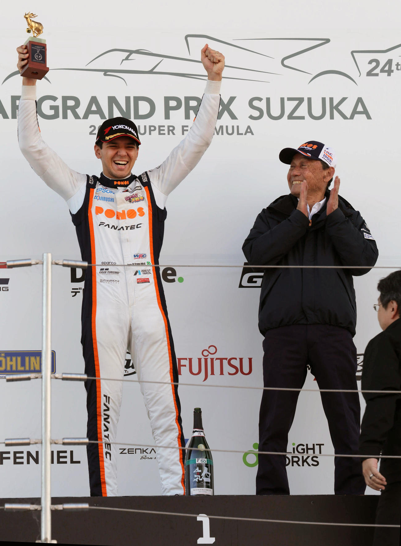 スーパーフォーミュラ第10戦、荒天で延期となっていた第10戦で初優勝を遂げたイゴール・オオムラ・フラガ（右）は中嶋悟監督と笑顔を見せる（撮影・宮崎幸一）